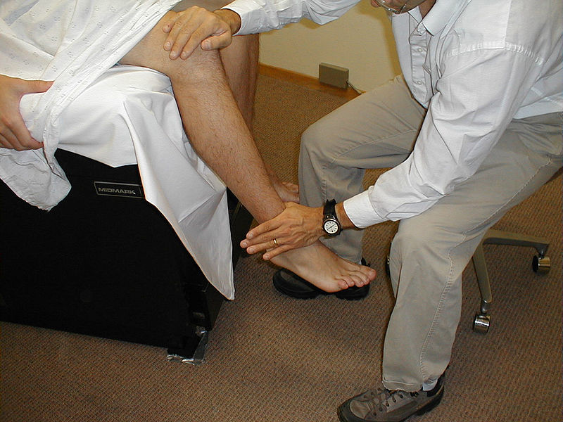 Fil:Neuro exam knee extension.jpg